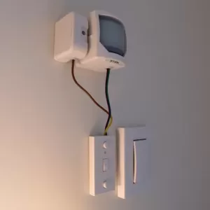 Jak podłączyć czujnik ruchu do lampy z wyłącznikiem