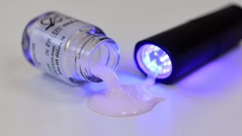 czy lampa uv dziala na zwykly lakier