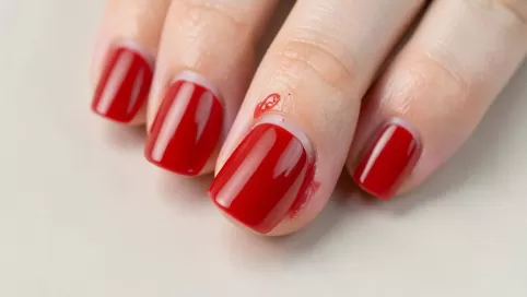 Ile schnie lakier do paznokci bez lampy