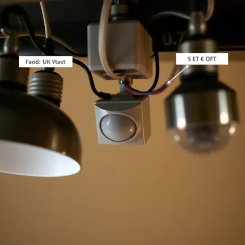 Jak podłączyć czujnik ruchu do kilku lamp