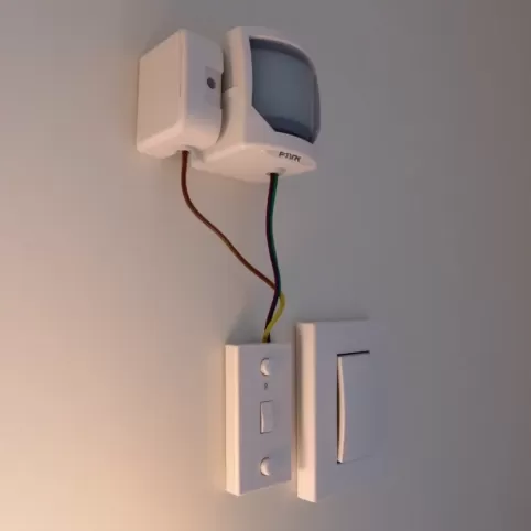 Jak podłączyć czujnik ruchu do lampy z wyłącznikiem