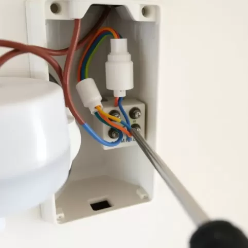 Jak podłączyć lampę z czujnikiem ruchu i zmierzchu