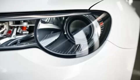 Jaki lakier bezbarwny do lamp samochodowych